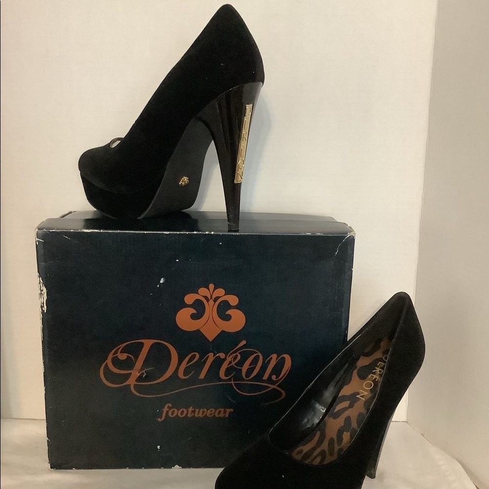 Dereon black velvet pumps size 9.5